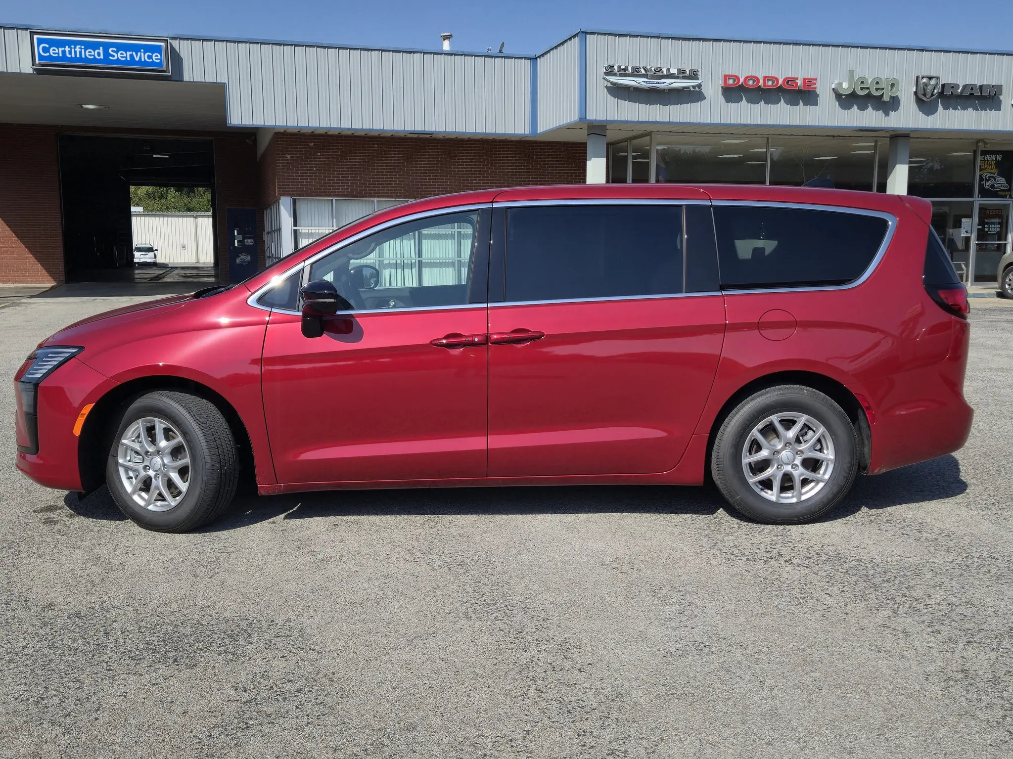 2027 Chrysler Pacifica Select photo 3