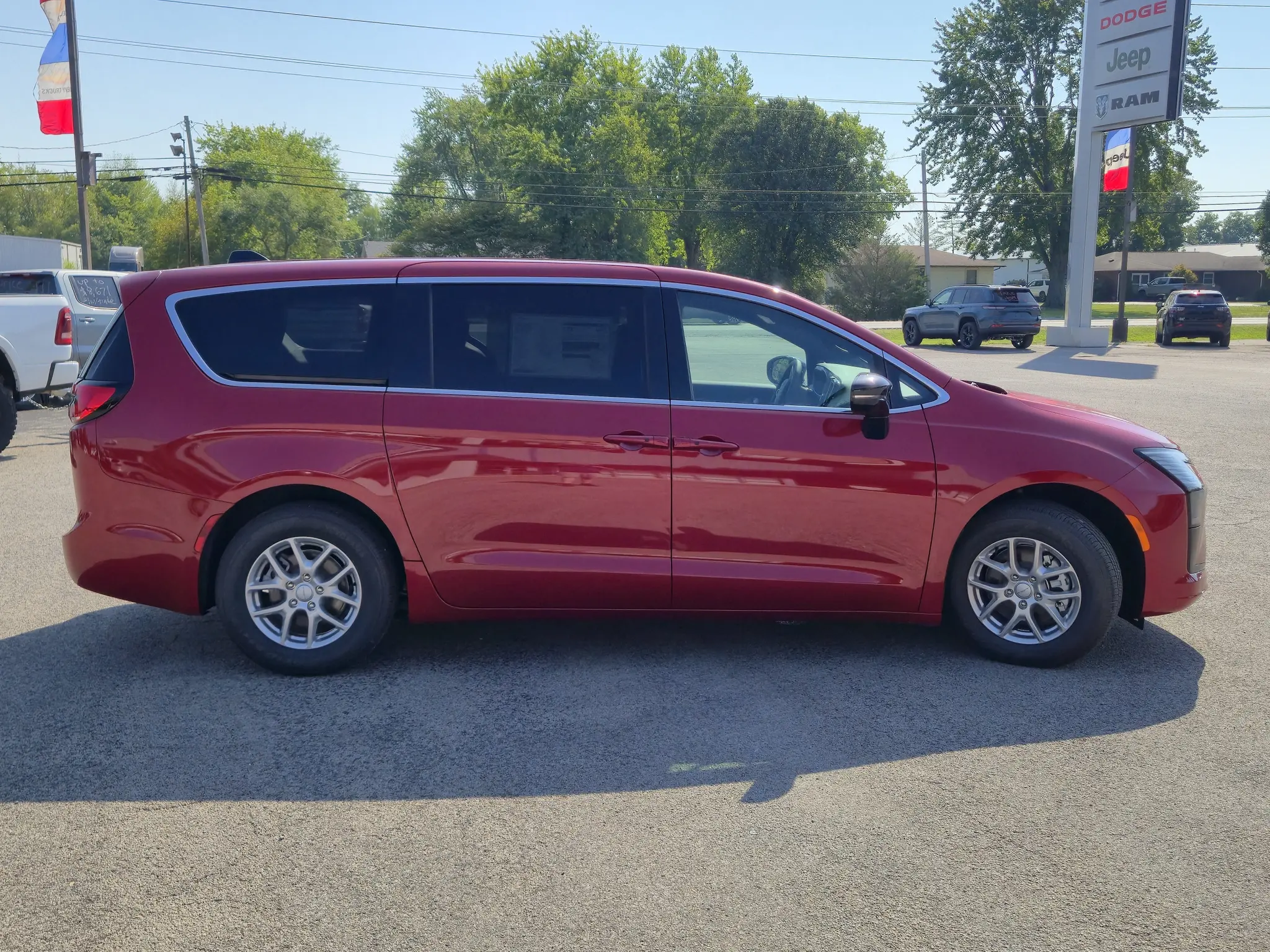 2027 Chrysler Pacifica Select photo 4