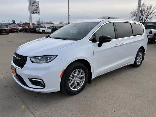 2026 Chrysler Pacifica Select's photo
