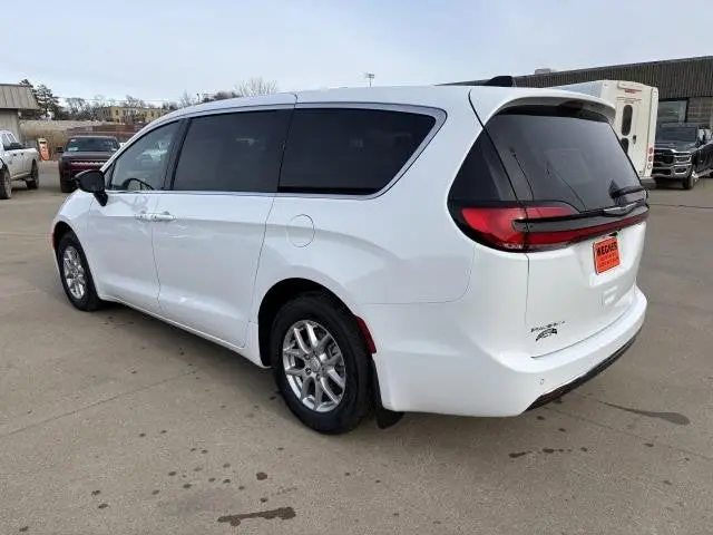 2026 Chrysler Pacifica Select photo 3