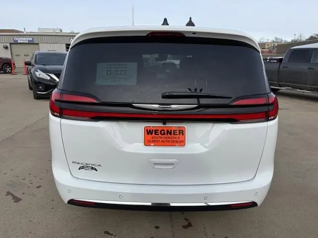 2026 Chrysler Pacifica Select photo 4