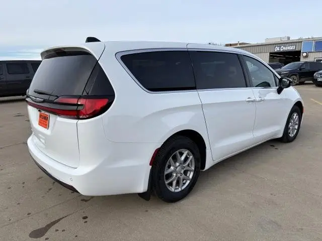 2026 Chrysler Pacifica Select photo 5