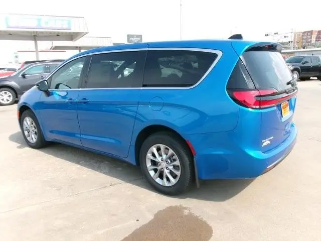 2027 Chrysler Pacifica Select AWD photo 3