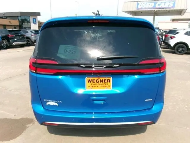 2027 Chrysler Pacifica Select AWD photo 4