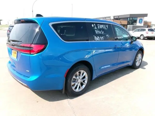2027 Chrysler Pacifica Select AWD photo 5