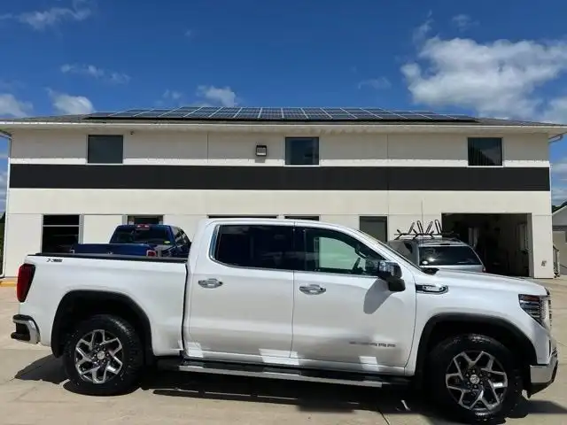 2023 GMC Sierra 4WD Crew Cab Short Box SLT's photo