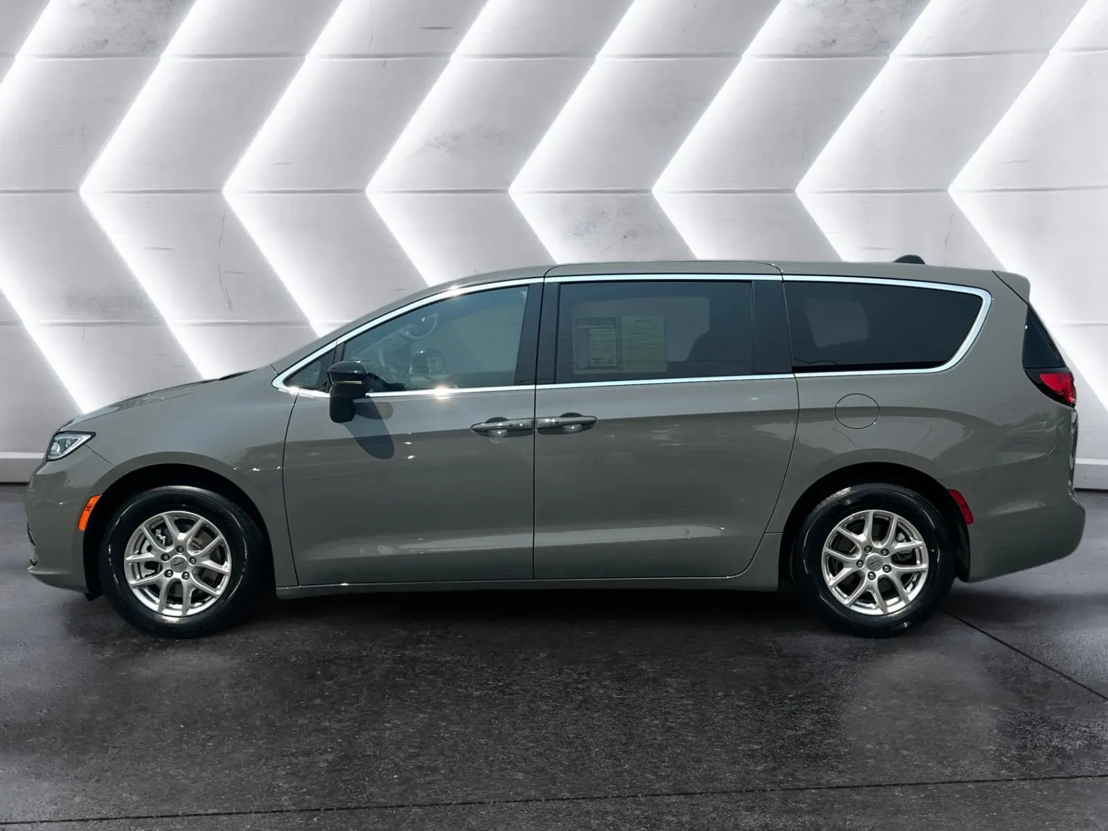 2025 Chrysler Pacifica Select photo 3