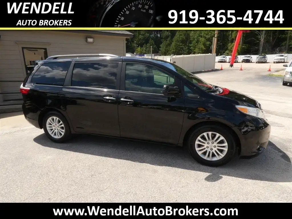 2017 Toyota Sienna XLE Premium V6 8-Passenger's photo