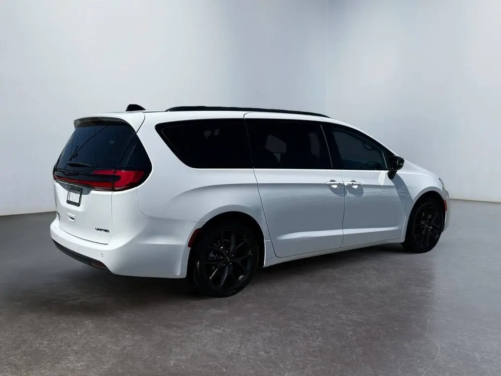 2025 Chrysler Pacifica Limited photo 3