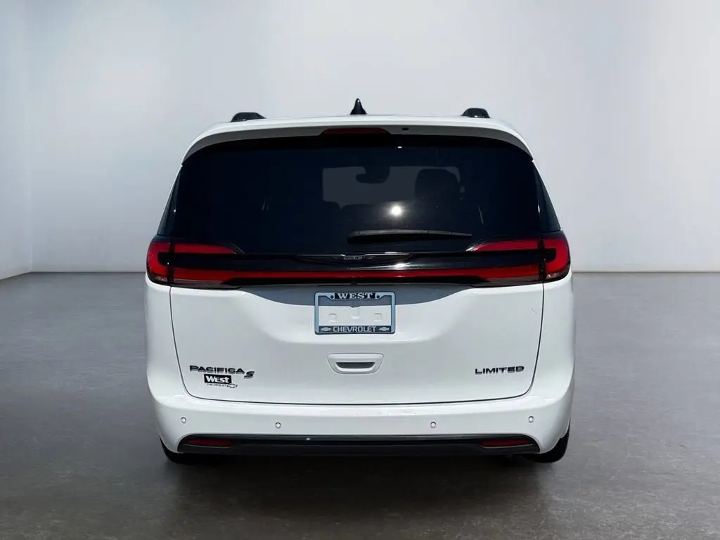 2025 Chrysler Pacifica Limited photo 4