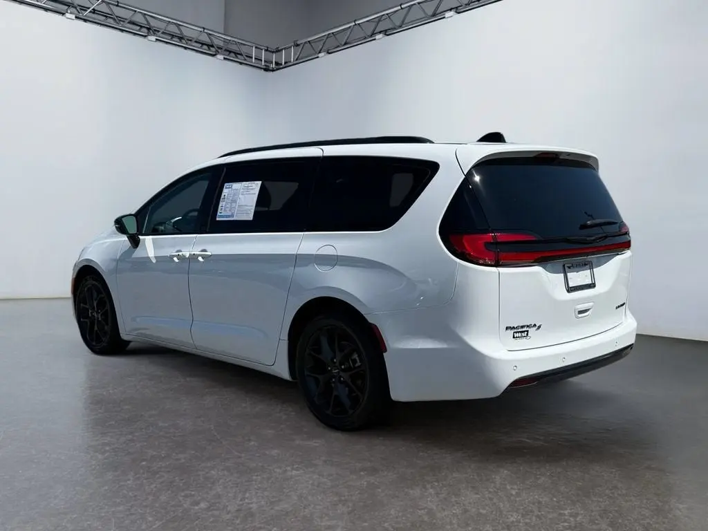 2025 Chrysler Pacifica Limited photo 5
