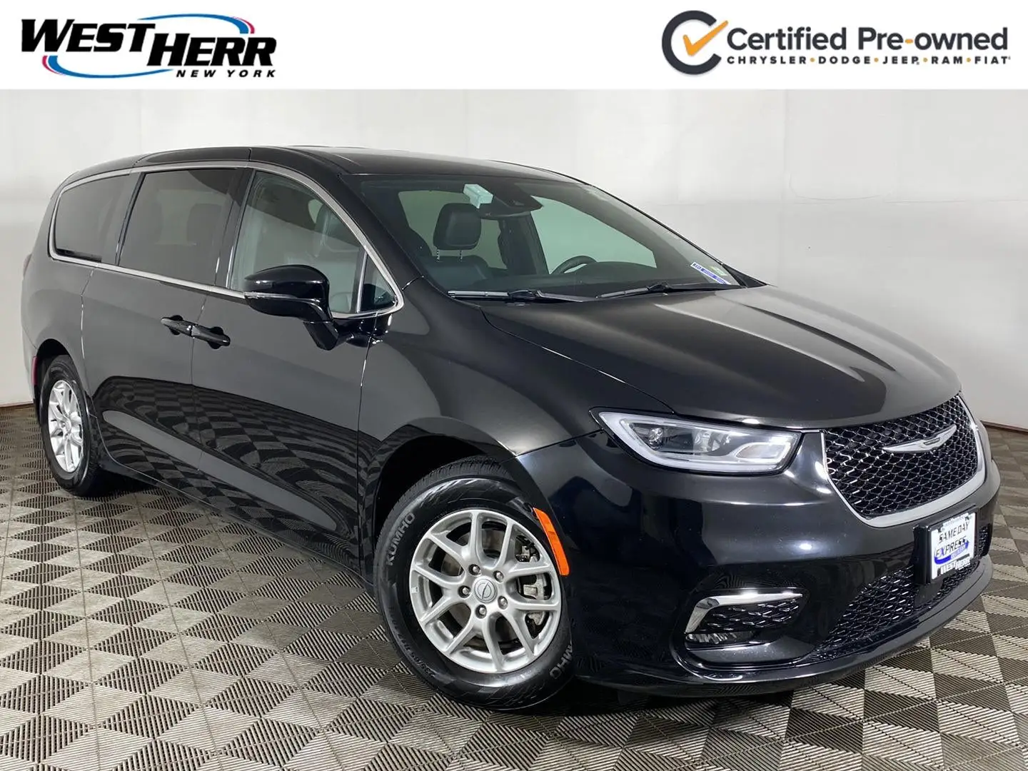 2025 Chrysler Pacifica Select photo 1