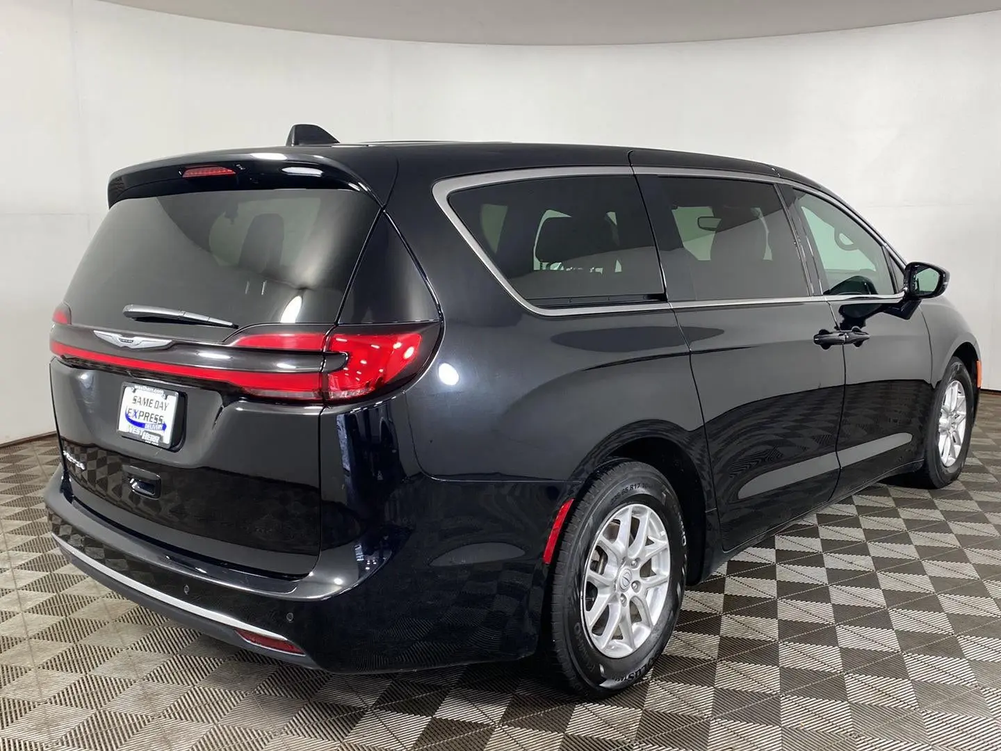 2025 Chrysler Pacifica Select photo 3