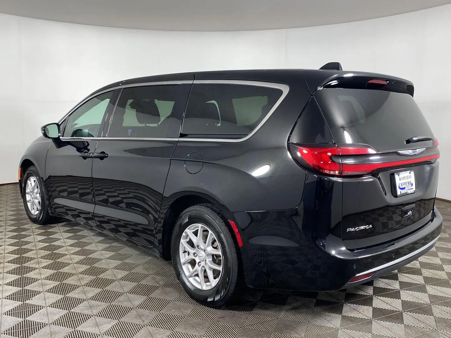 2025 Chrysler Pacifica Select photo 4