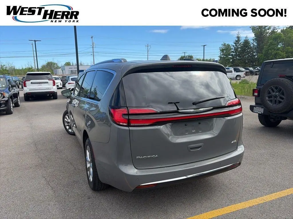 2021 Chrysler Pacifica Touring L photo 3