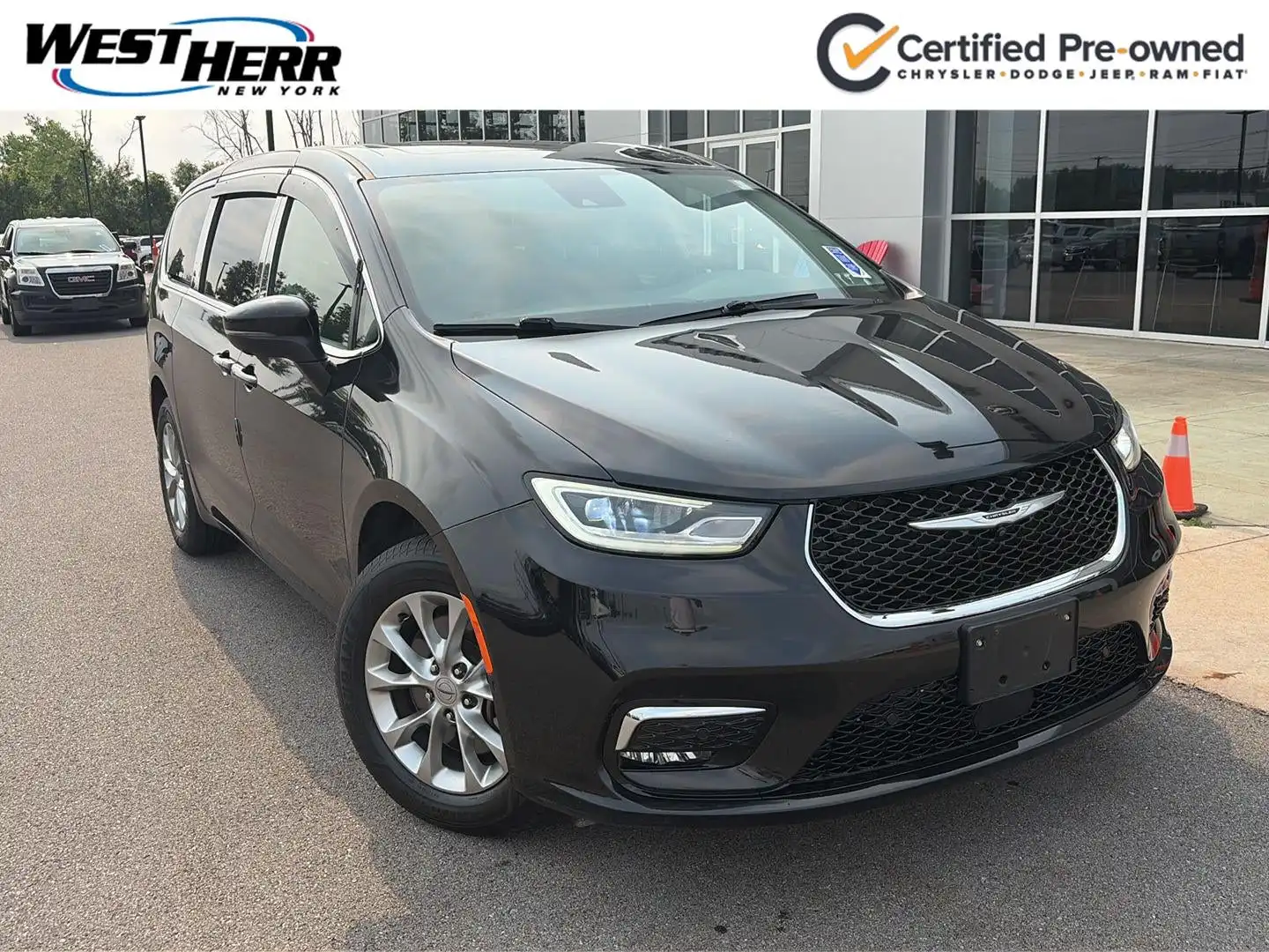 2023 Chrysler Pacifica Touring L AWD's photo