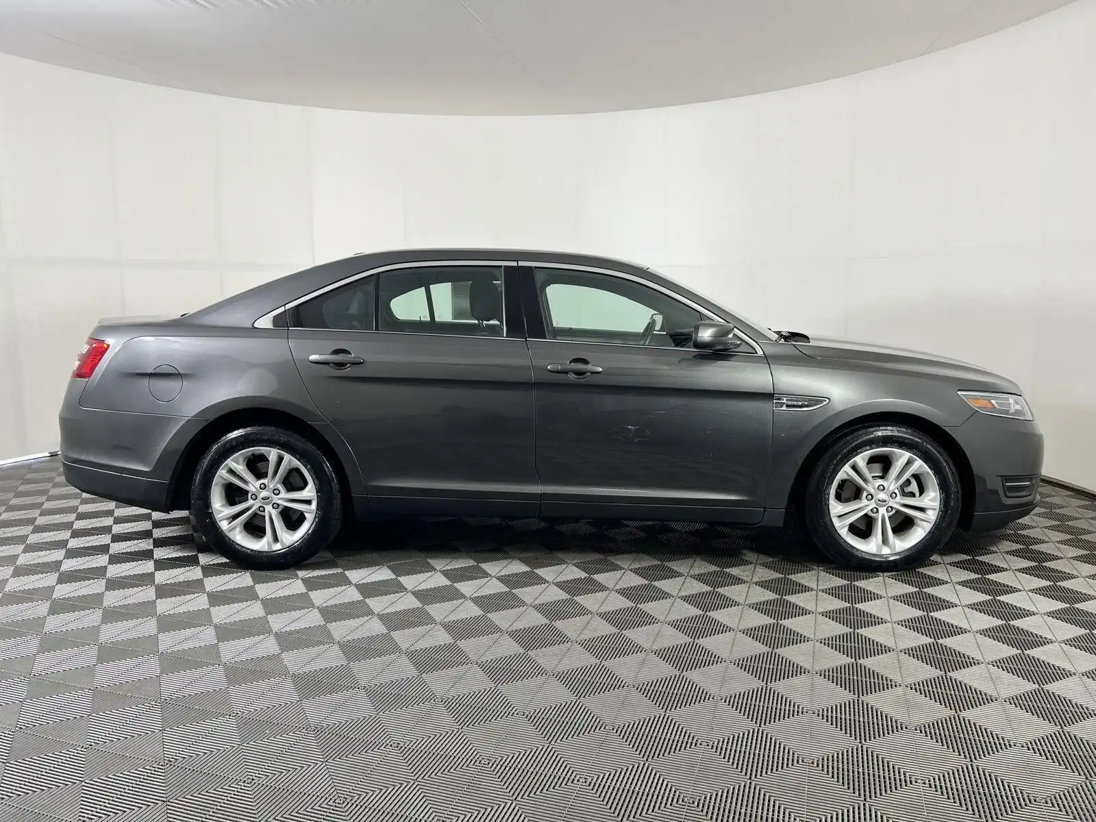 2018 Ford Taurus SEL FWD's photo