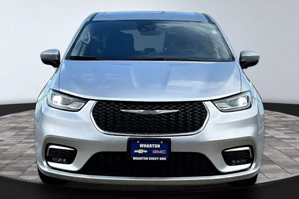 2023 Chrysler Pacifica Touring L photo 3