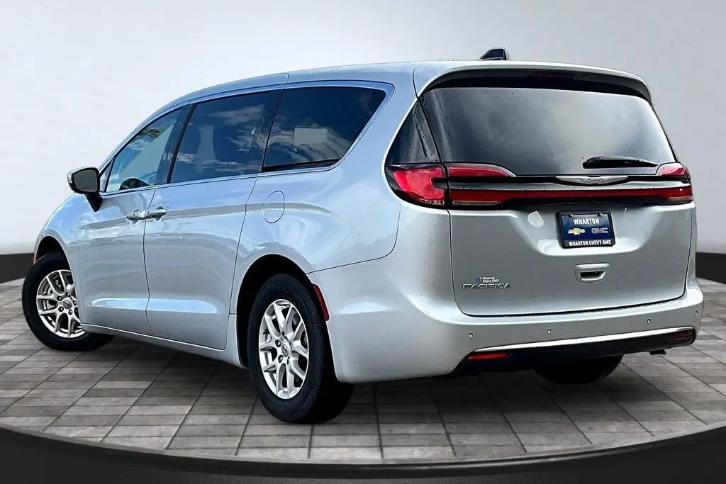 2023 Chrysler Pacifica Touring L photo 5