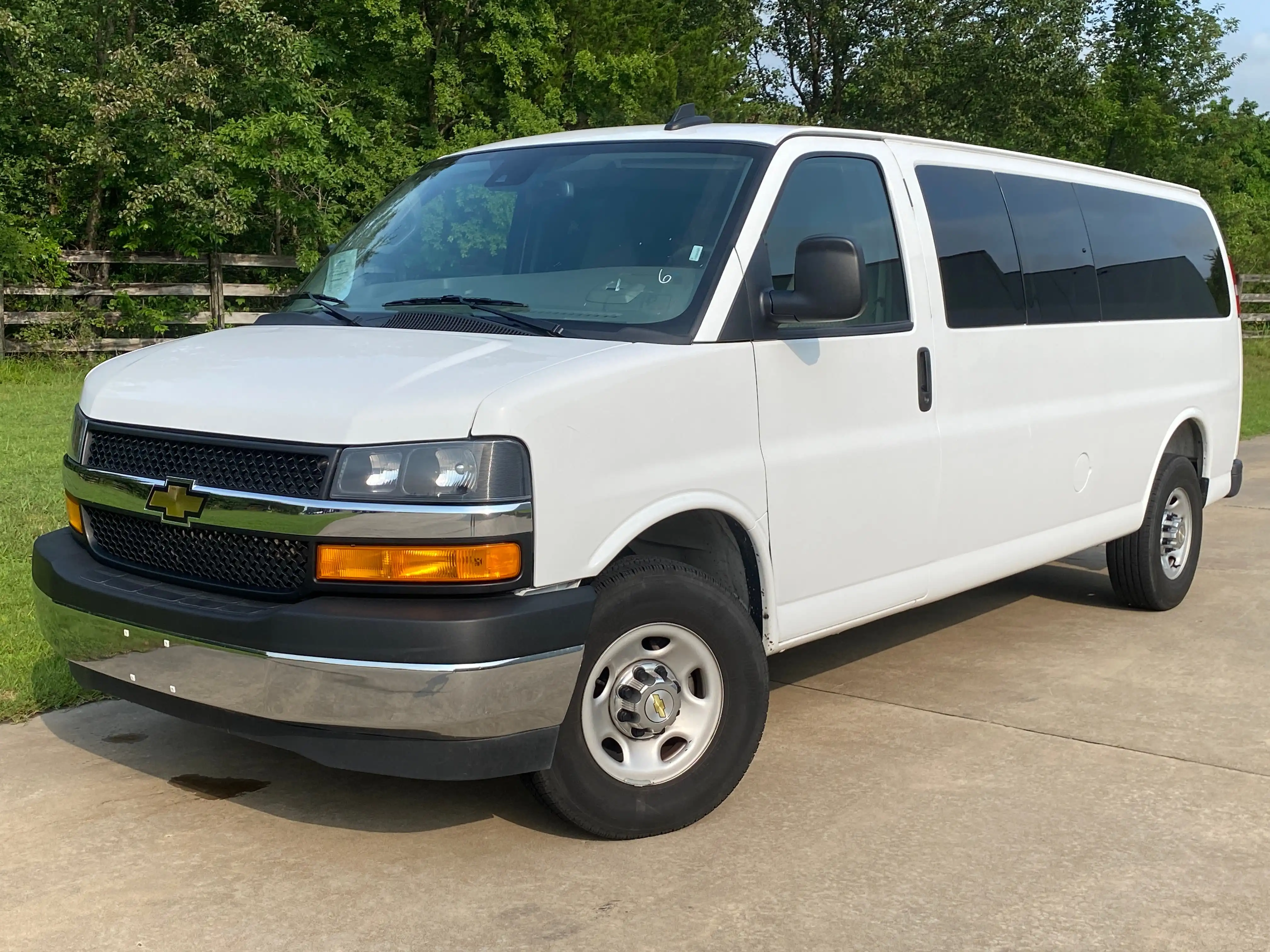 2025 Chevrolet Express 3500 LT Extended's photo