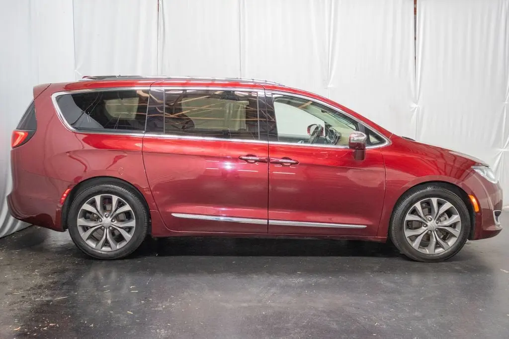 2019 Chrysler Pacifica Limited photo 4