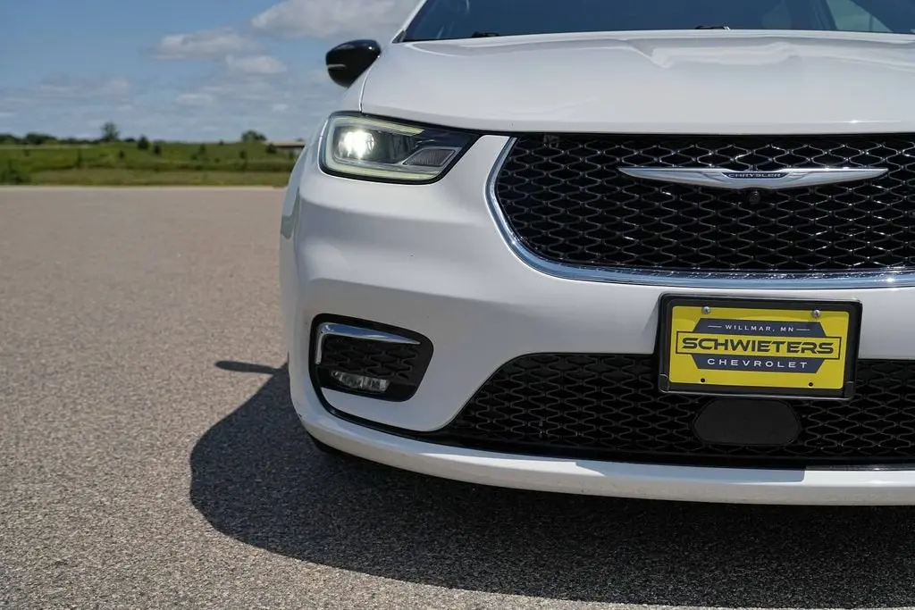 2025 Chrysler Pacifica Select photo 3