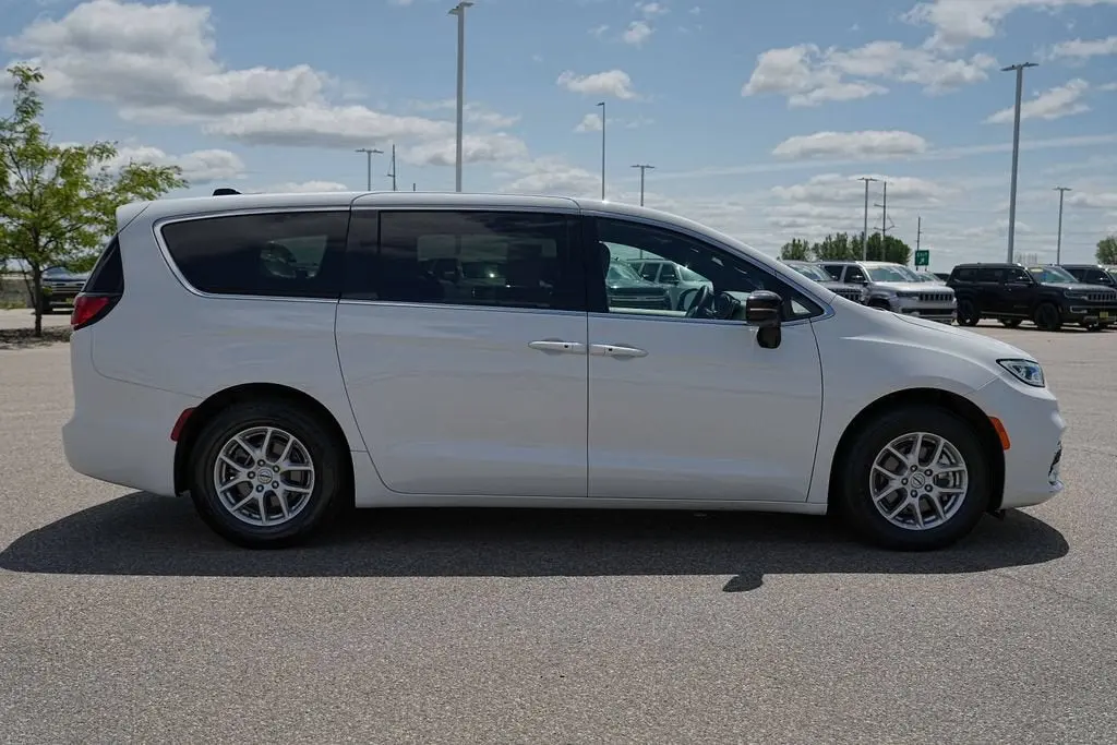 2025 Chrysler Pacifica Select photo 5