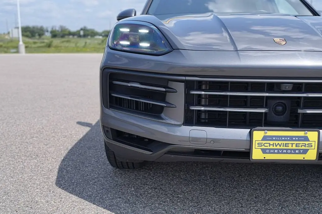 2024 Porsche Cayenne Base photo 3