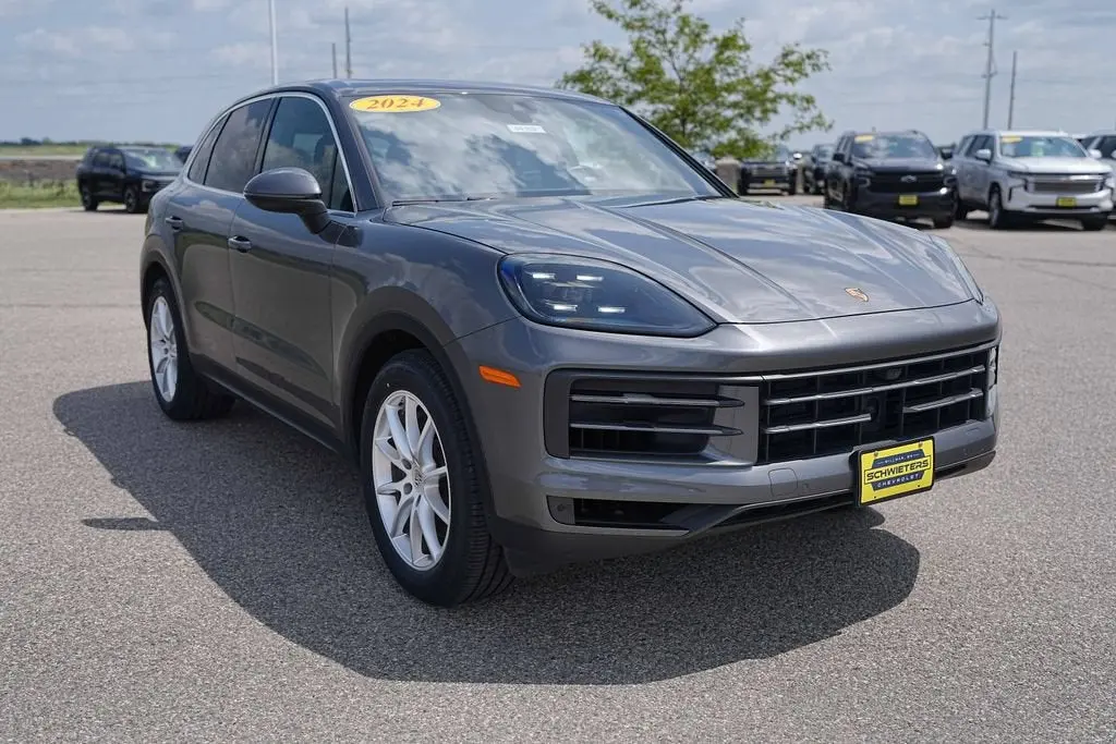 2024 Porsche Cayenne Base photo 4