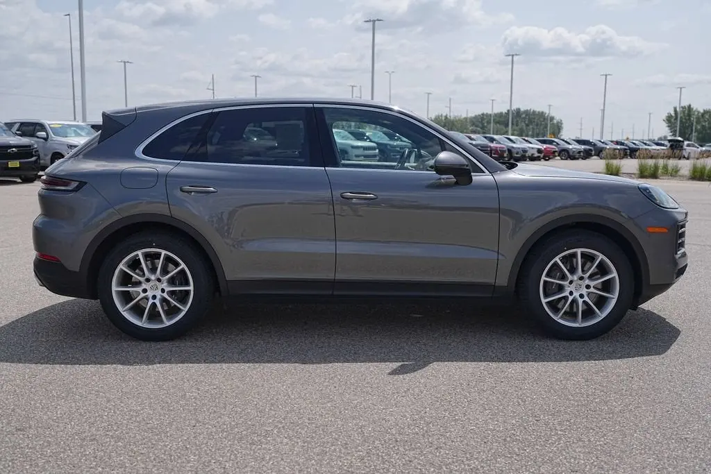 2024 Porsche Cayenne Base photo 5
