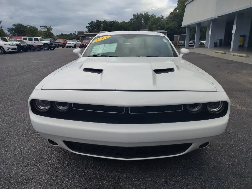 2016 Dodge Challenger SXT Plus photo 3