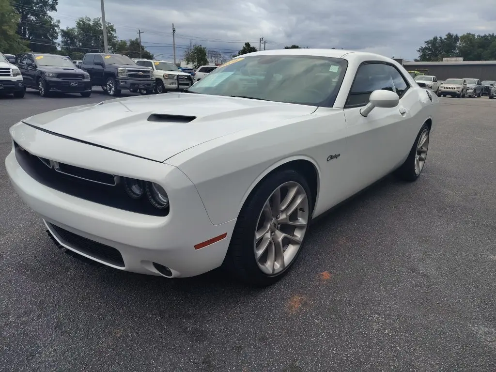 2016 Dodge Challenger SXT Plus photo 4