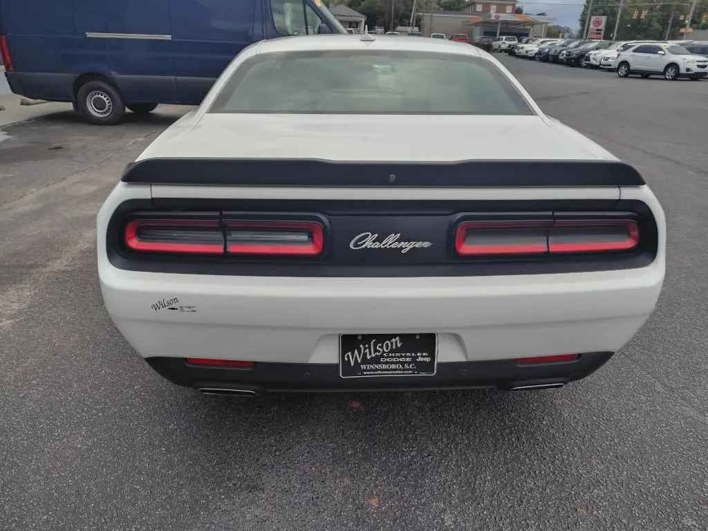 2016 Dodge Challenger SXT Plus photo 5