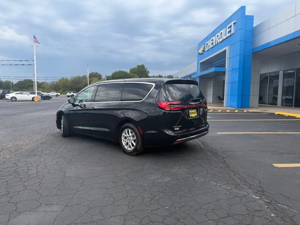 2025 Chrysler Pacifica Select photo 3