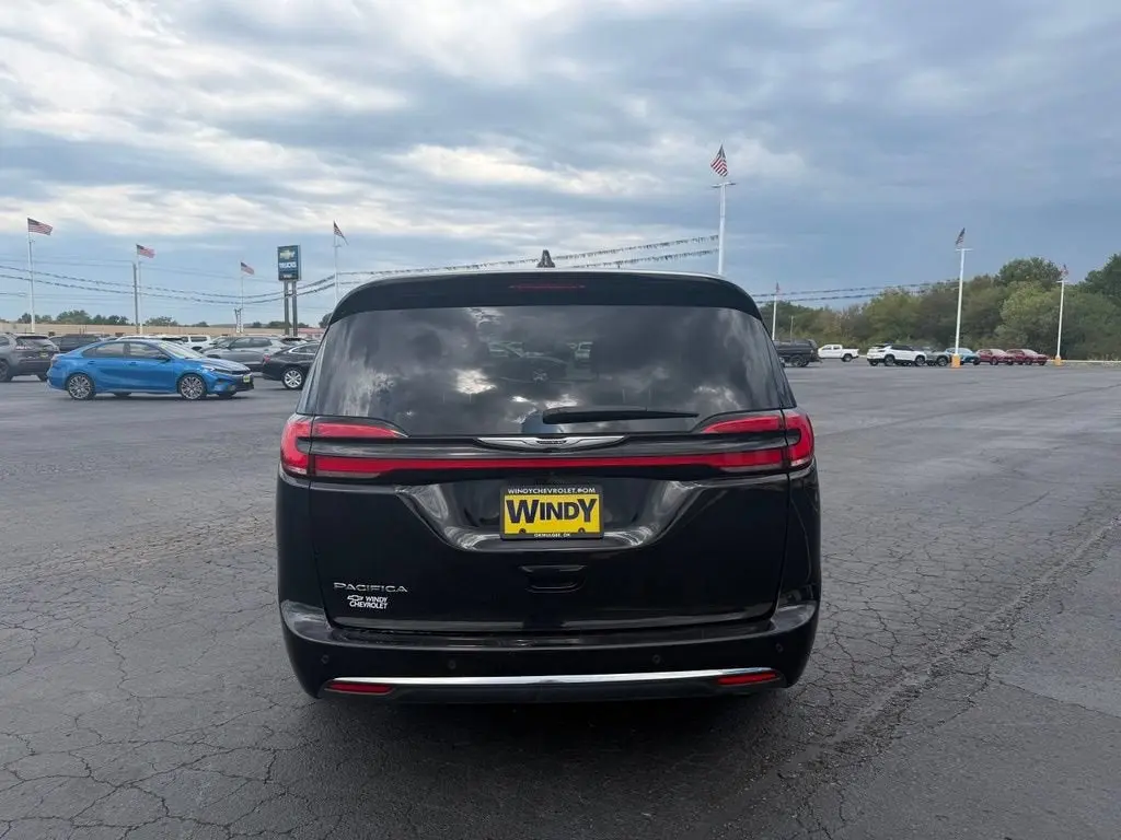 2025 Chrysler Pacifica Select photo 4