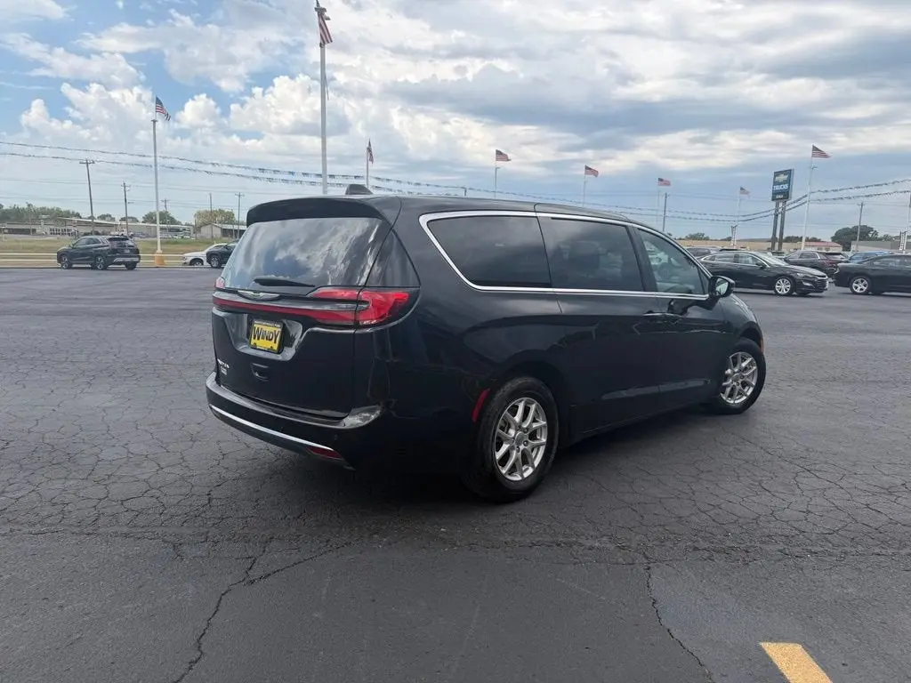 2025 Chrysler Pacifica Select photo 5