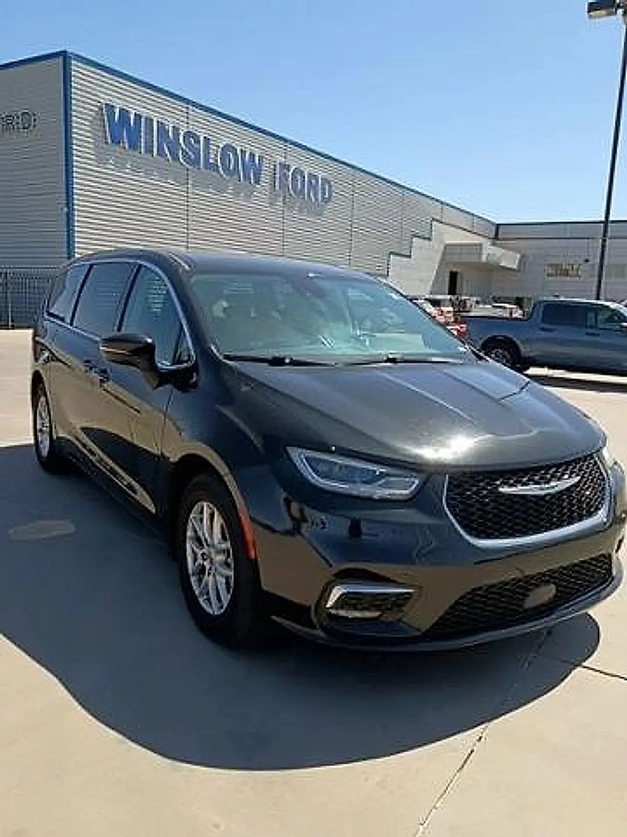 2023 Chrysler Pacifica Touring L photo 1