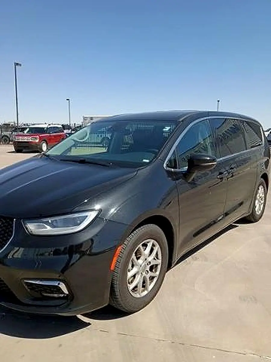 2023 Chrysler Pacifica Touring L photo 3