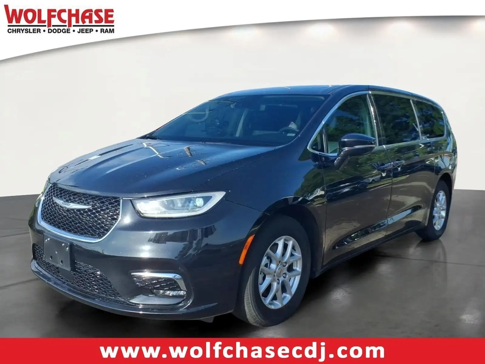 2024 Chrysler Pacifica Touring L's photo