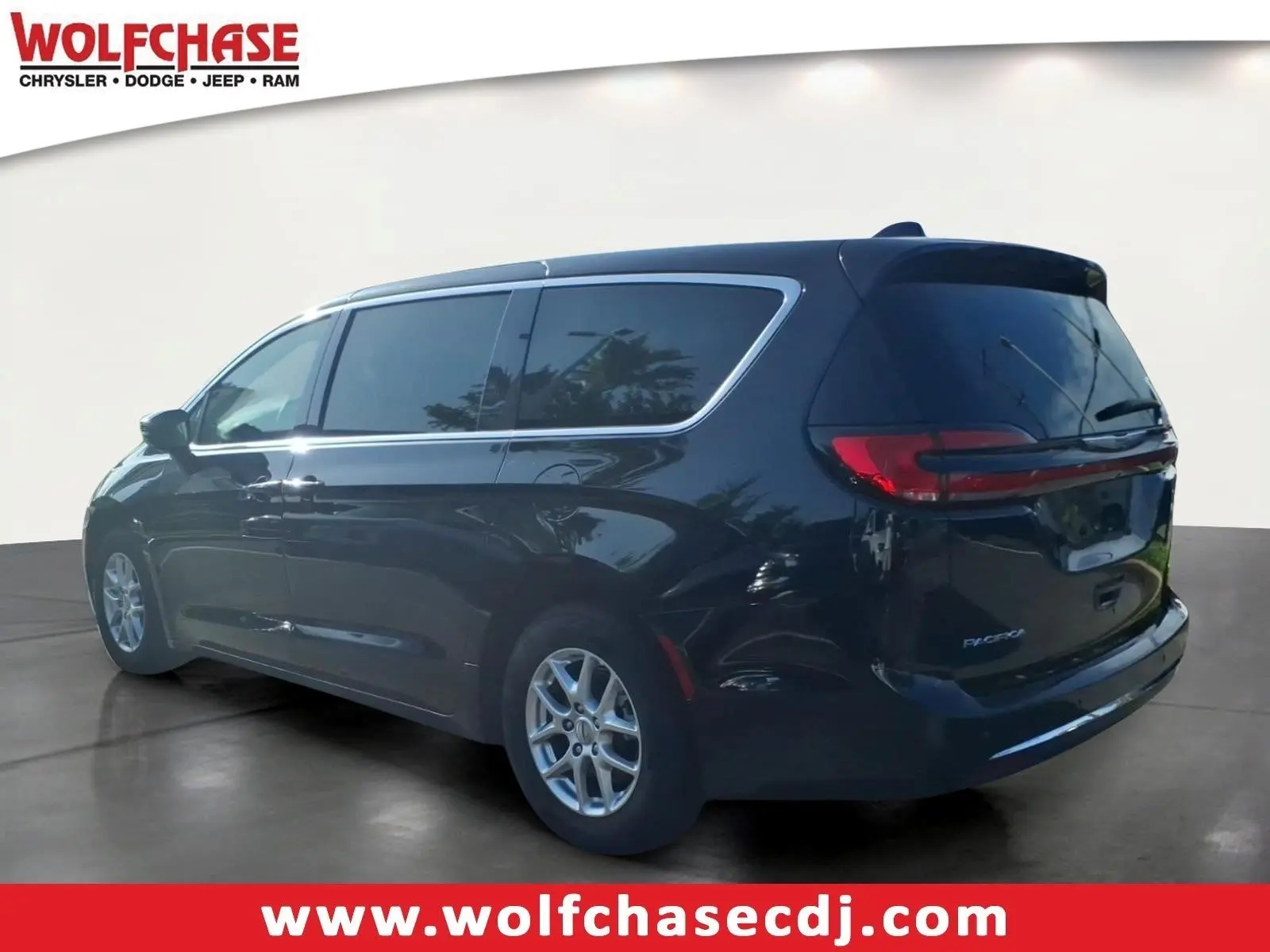 2024 Chrysler Pacifica Touring L photo 3