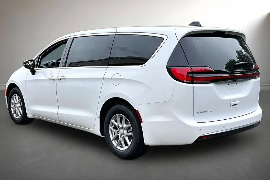 2027 Chrysler Pacifica Select photo 3