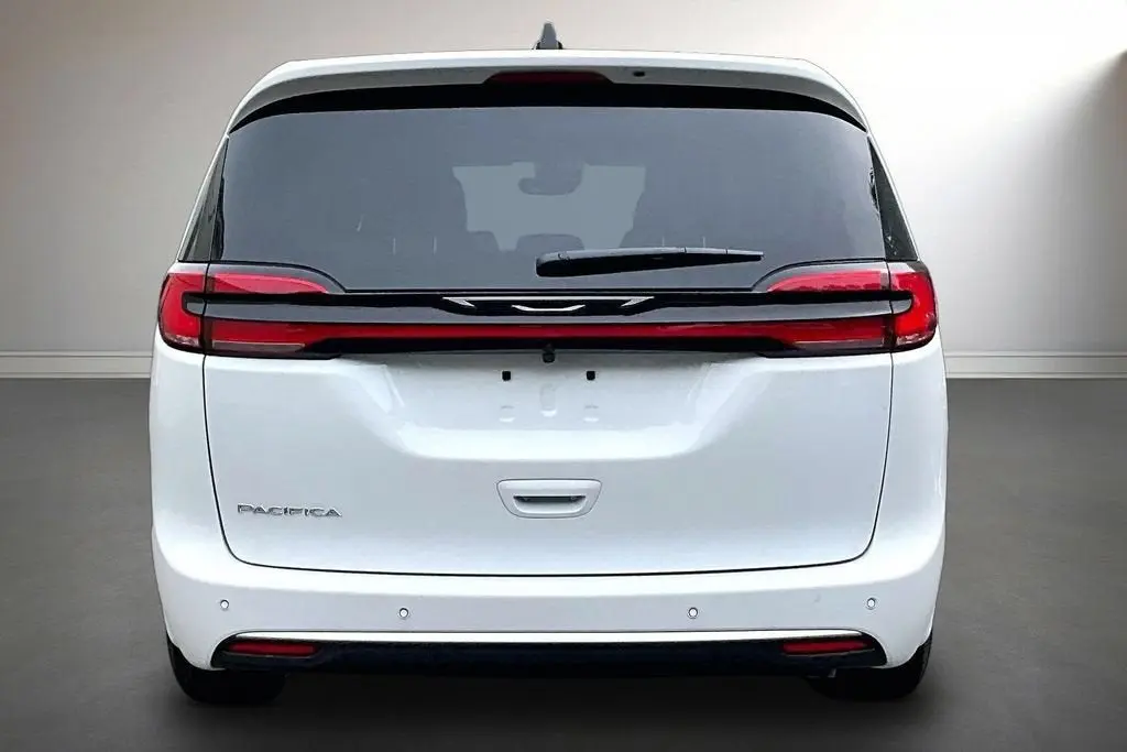 2027 Chrysler Pacifica Select photo 4