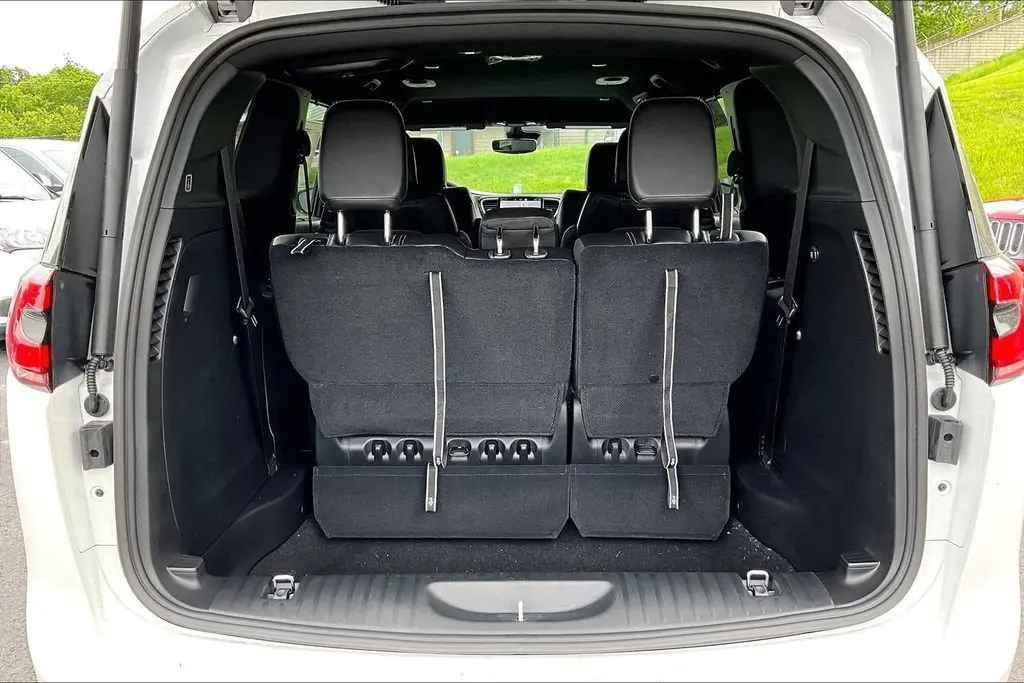 2027 Chrysler Pacifica Select photo 5