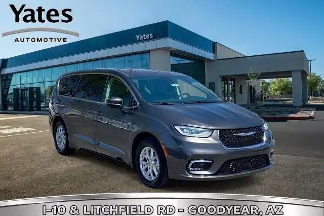 2023 Chrysler Pacifica Touring L's photo
