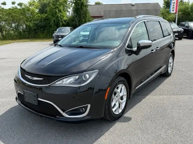 2020 Chrysler Pacifica Limited photo 3