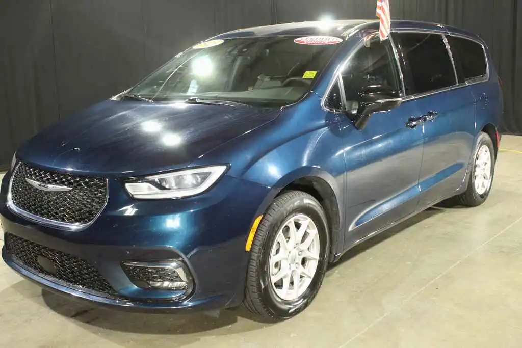 2025 Chrysler Pacifica Select's photo