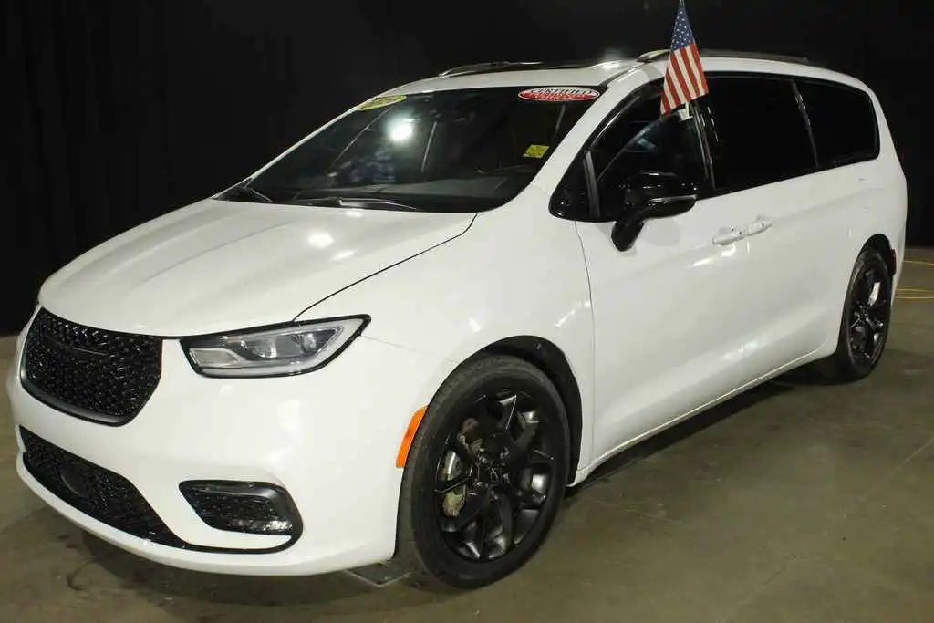 2025 Chrysler Pacifica Limited's photo