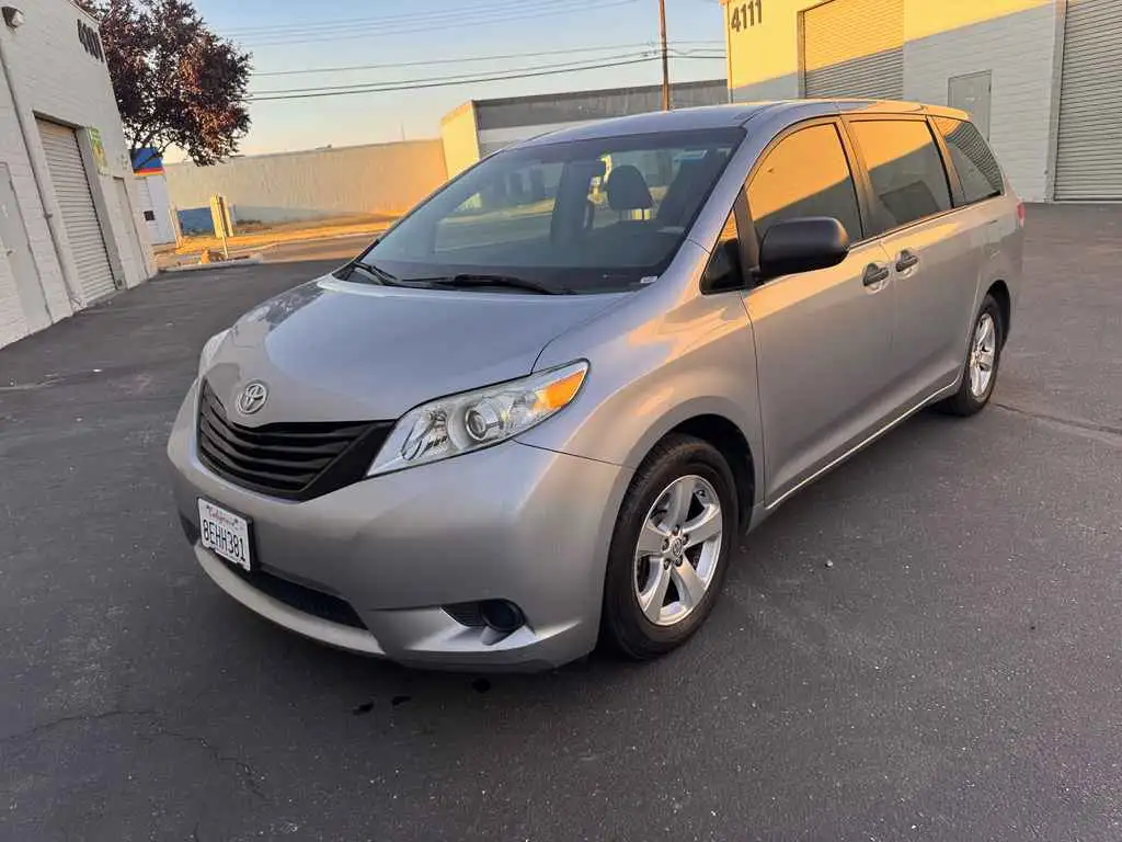 2013 Toyota Sienna L V6 7-Passenger's photo