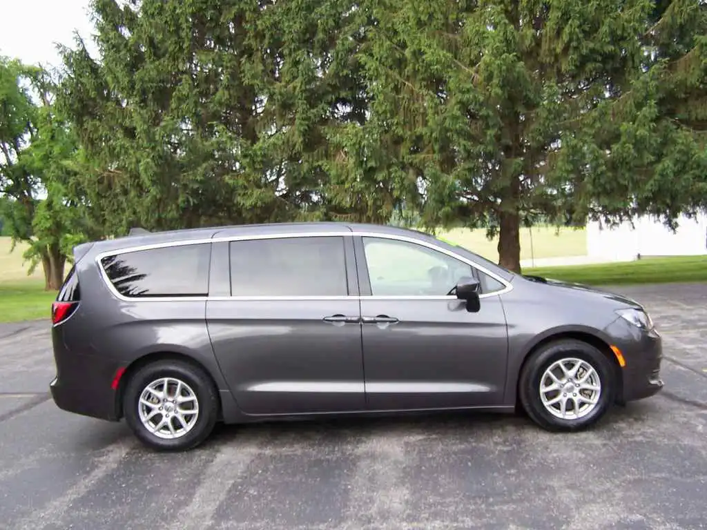 2022 Chrysler Voyager LX's photo