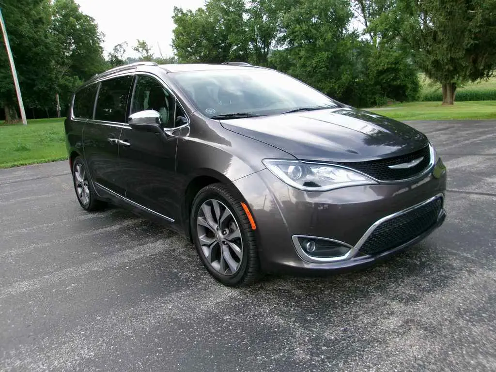 2018 Chrysler Pacifica Limited photo 3